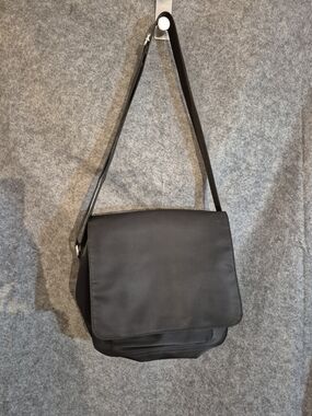GAP Black Messenger Bag - Minimal Crossbody